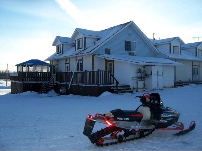 North Adventure Inn Cochrane Экстерьер фото