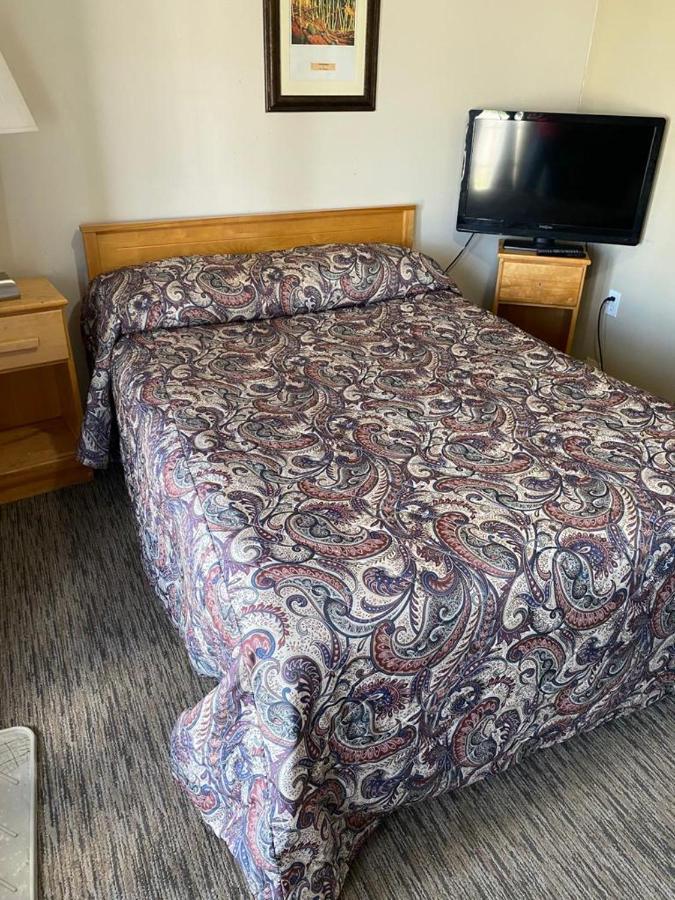 North Adventure Inn Cochrane Экстерьер фото