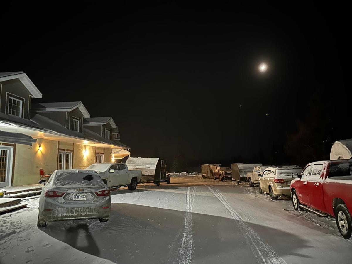 North Adventure Inn Cochrane Экстерьер фото