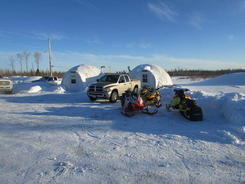 North Adventure Inn Cochrane Экстерьер фото
