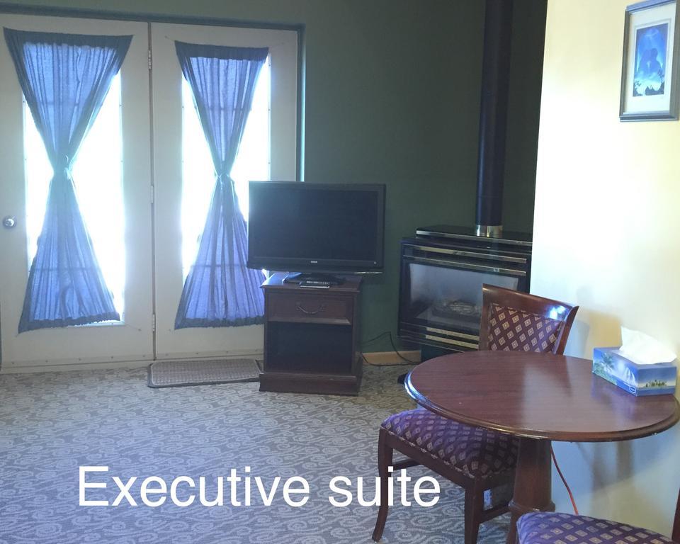 North Adventure Inn Cochrane Экстерьер фото