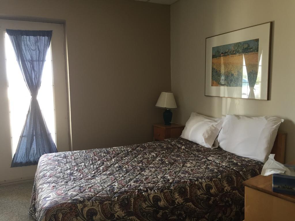 North Adventure Inn Cochrane Экстерьер фото